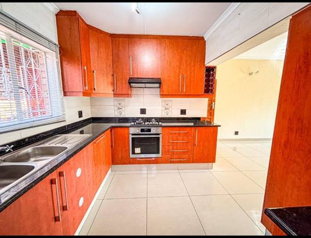 3 BEDROOM TOWNHOUSE FOR SALE IN BASSONIA
